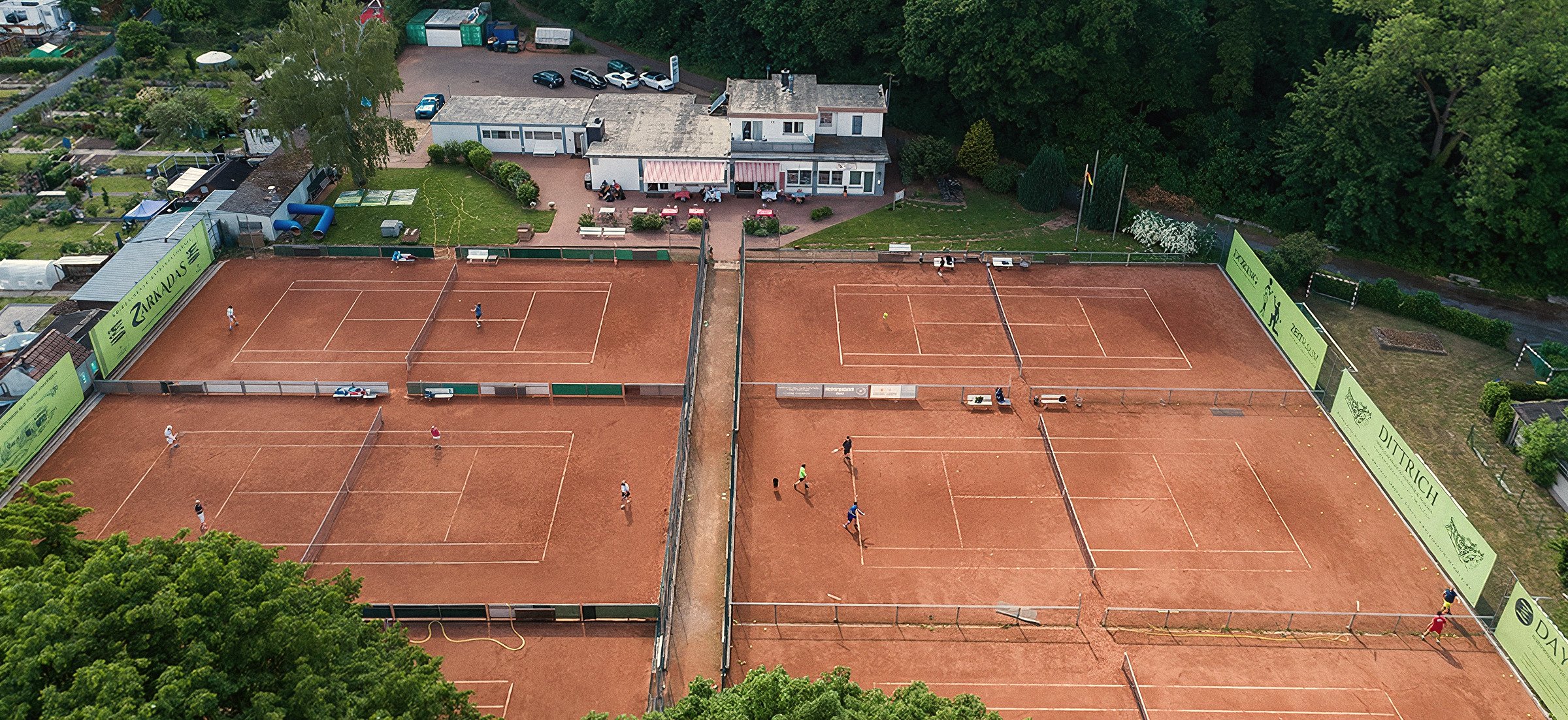 Die Tennisanlage des Mindener Tennisklubs am Weserstadion – 9 Ascheplätze im Grünen